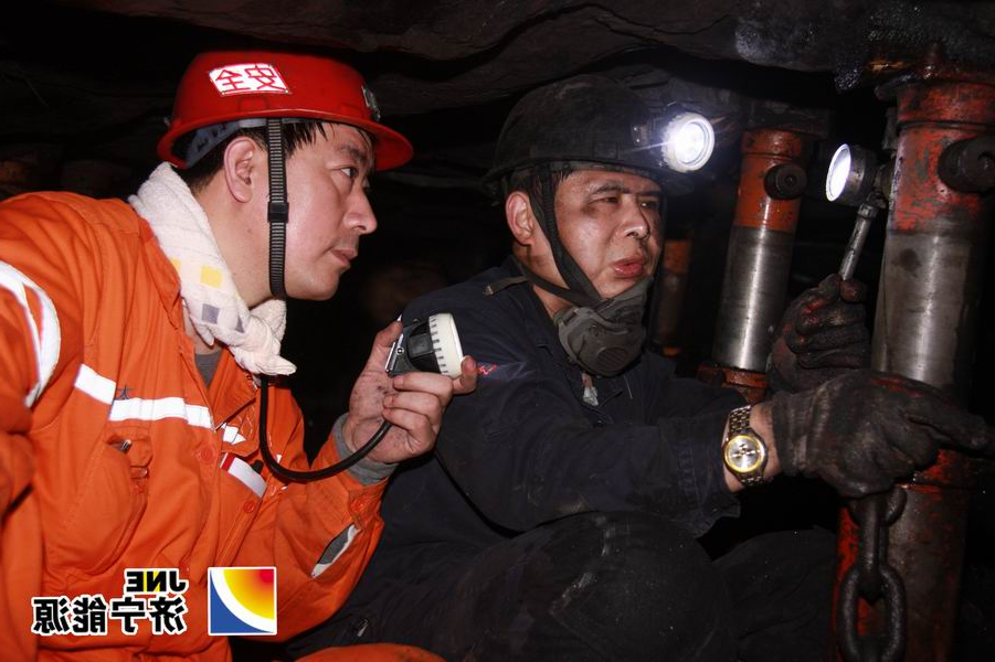 记太平煤矿矿长助理兼采煤一工区区长姚俊忙