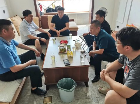 闵维到物贸分公司兴县办事处慰问职工