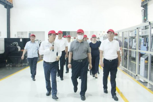 张国洲到精密制造产业园联系服务企业报到并调研