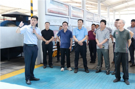 市发改委老领导端午节考察济宁能源港航产业
