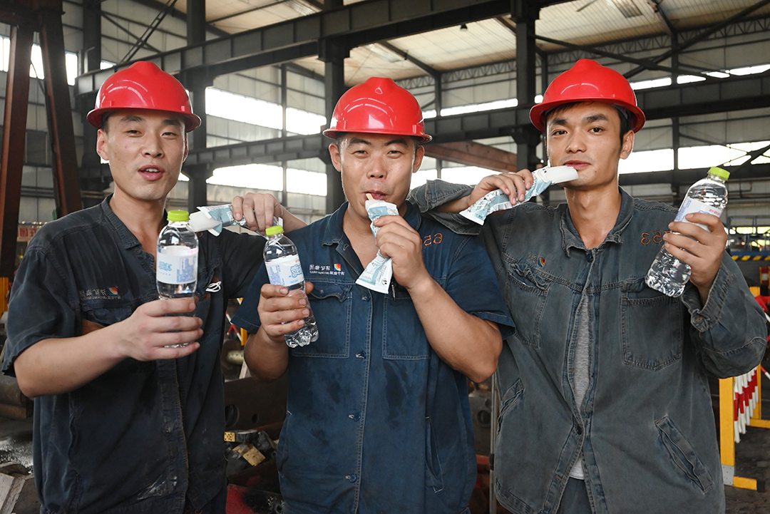 2022年8月5日运河煤矿清凉到岗 职工心爽（徐秀娇）.jpg