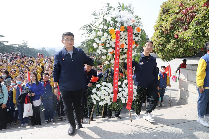 3月30日，济宁能源花园煤矿组织开展“树牢政治意识 对党绝对忠诚”主题党日活动。图为党员代表向烈士敬献花篮。（地点：淮海战役纪念馆 摄影：仇文）.jpg