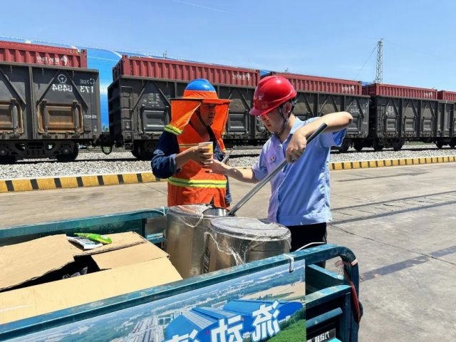 济宁能源集团“夏送清凉”活动为一线职工撑起“遮阳伞”